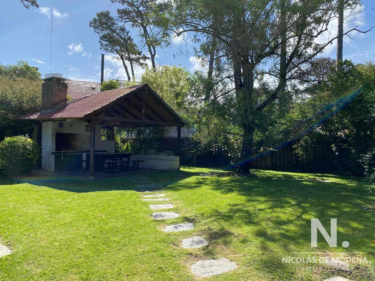 Vende casa de 3 dormitorios, con piscina y parrillero en Punta del Este.