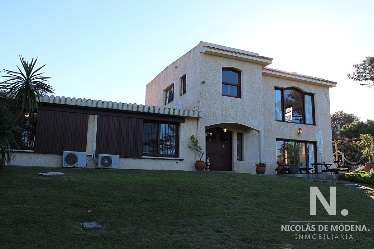 VENDE CASA CERCA DEL MAR, EN SAN RAFAEL, PUNTA DEL ESTE.