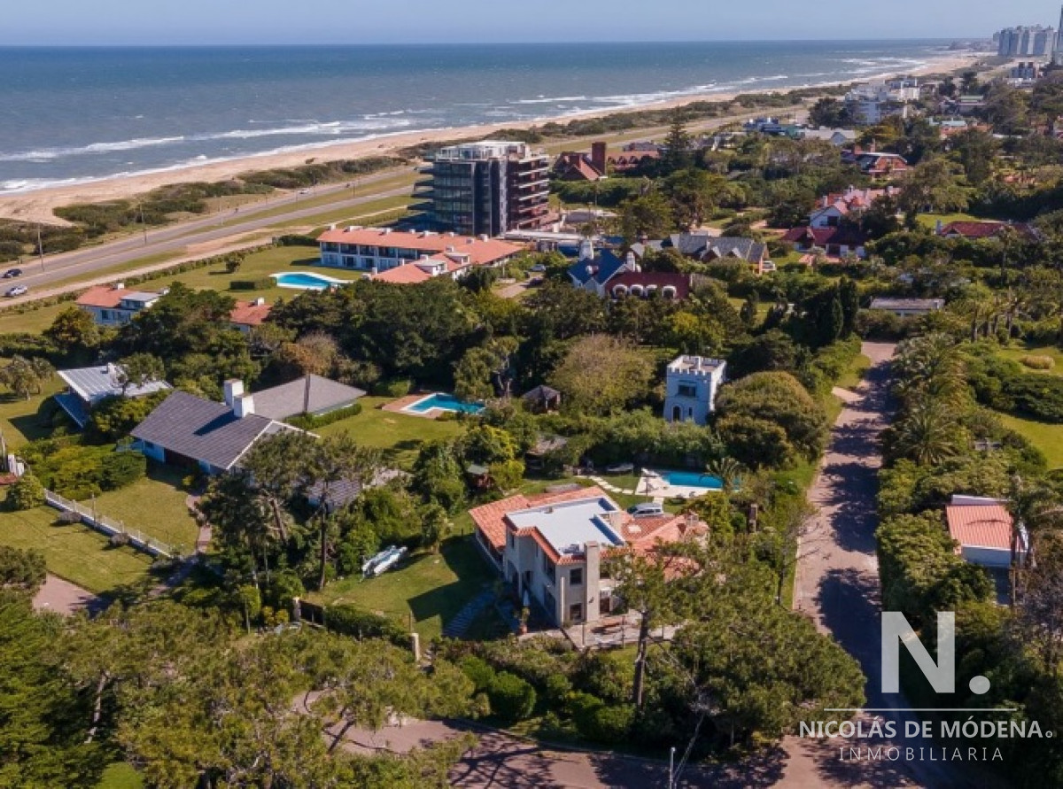 Casa en venta a metros de Playa Brava. Punta del Este.