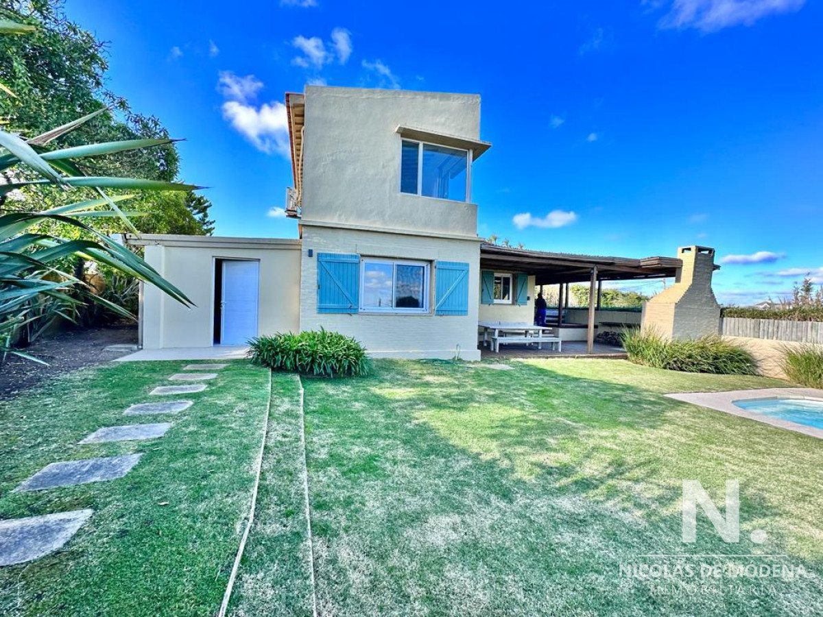 Vende casa en El Chorro- Manantiales, de 4 dormitorios.