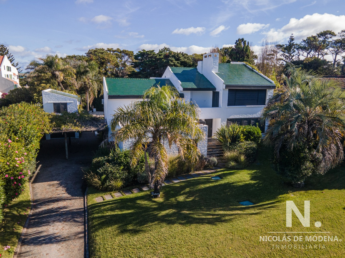 casa en venta de 4 dormitorios en playa brava a 50 metros del mar - ndm10714c