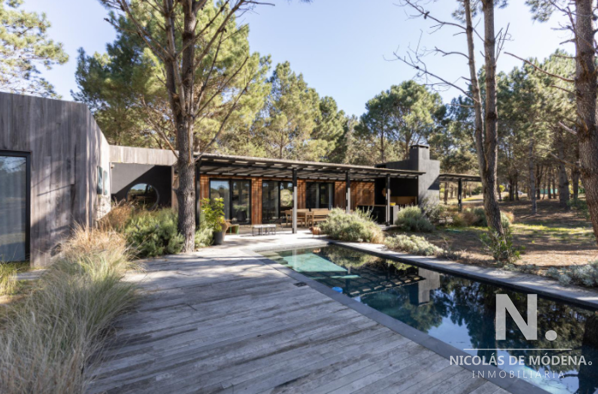 Vende casa de 4 dormitorios, en Laguna Escondida.