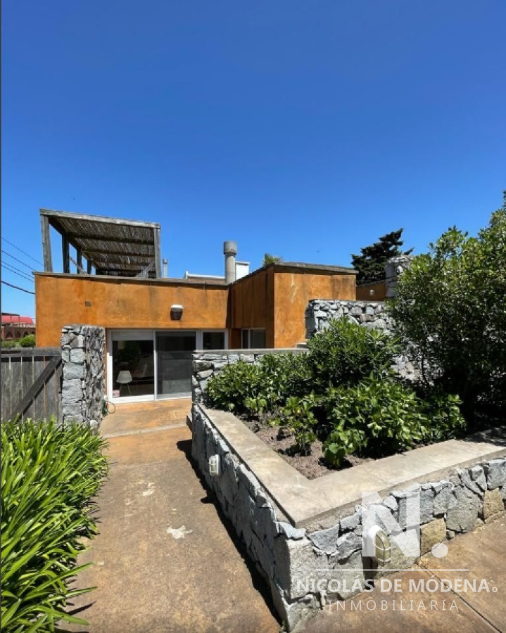 Vende casa en Manantiales, con terraza abierta de 4 dormitorios.