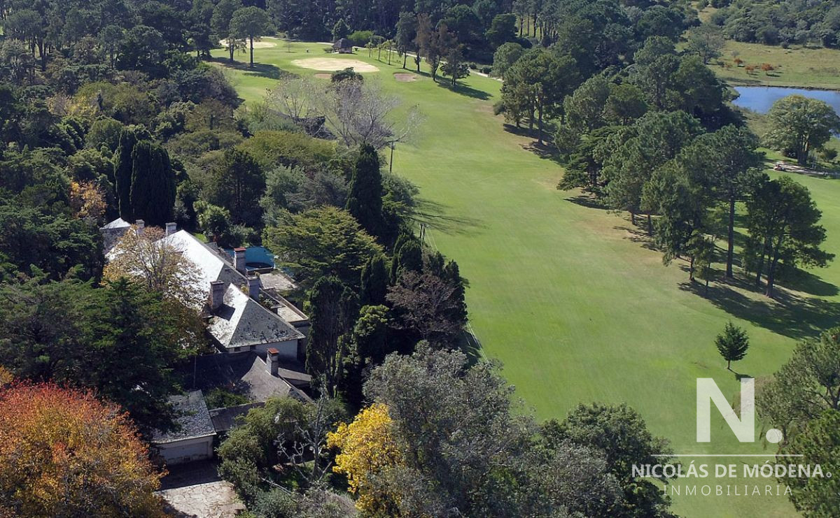 Vende casa de 10 dormitorios, con excelente ubicación en Golf, Punta del Este.