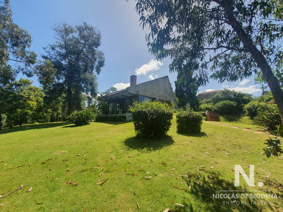 espectacular casa con jardín a la venta - ndm3876c
