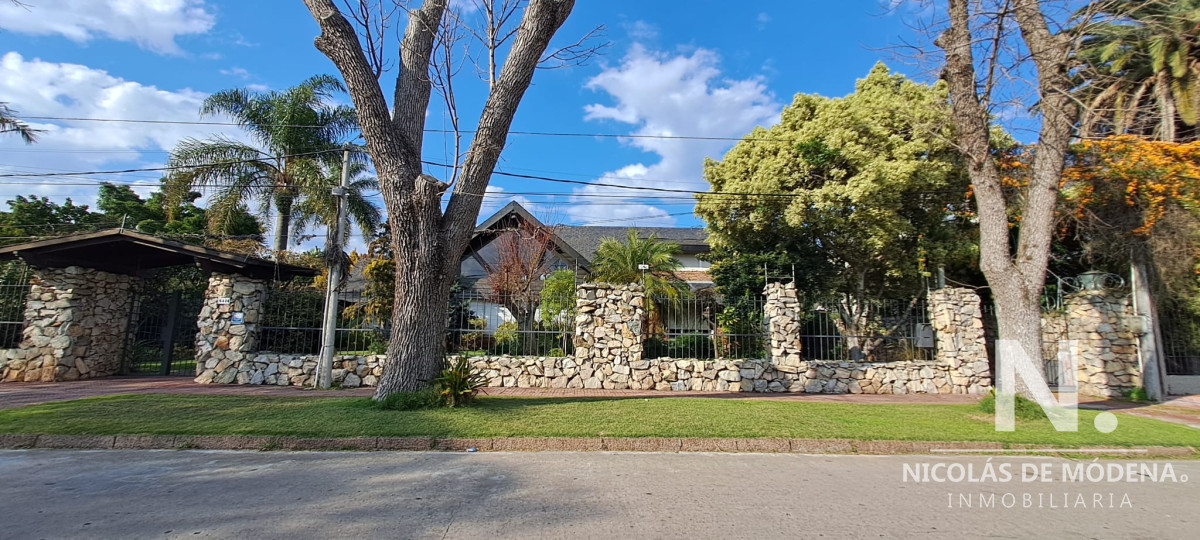 Excelente Casa residencial de 4 Dormitorios con Piscina Climatizada Carrasco - Montevideo