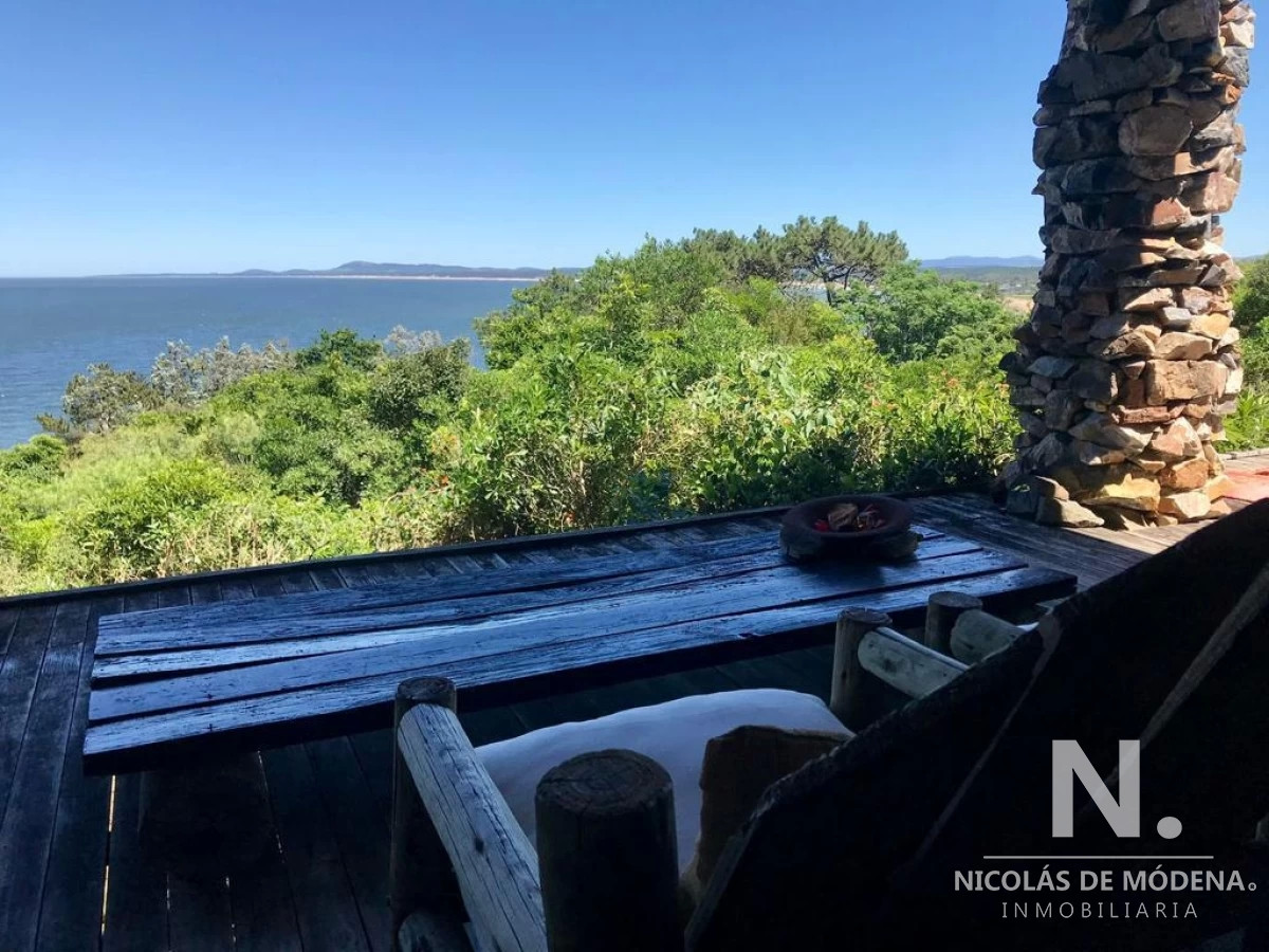 Vende casa en Lomo de la Ballena, de 3 dormitorios con vista al mar.