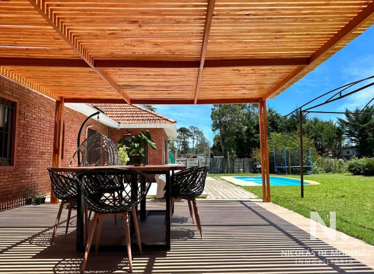 En venta chalet en Marly - Punta del Este de 4 dormitorios con piscina