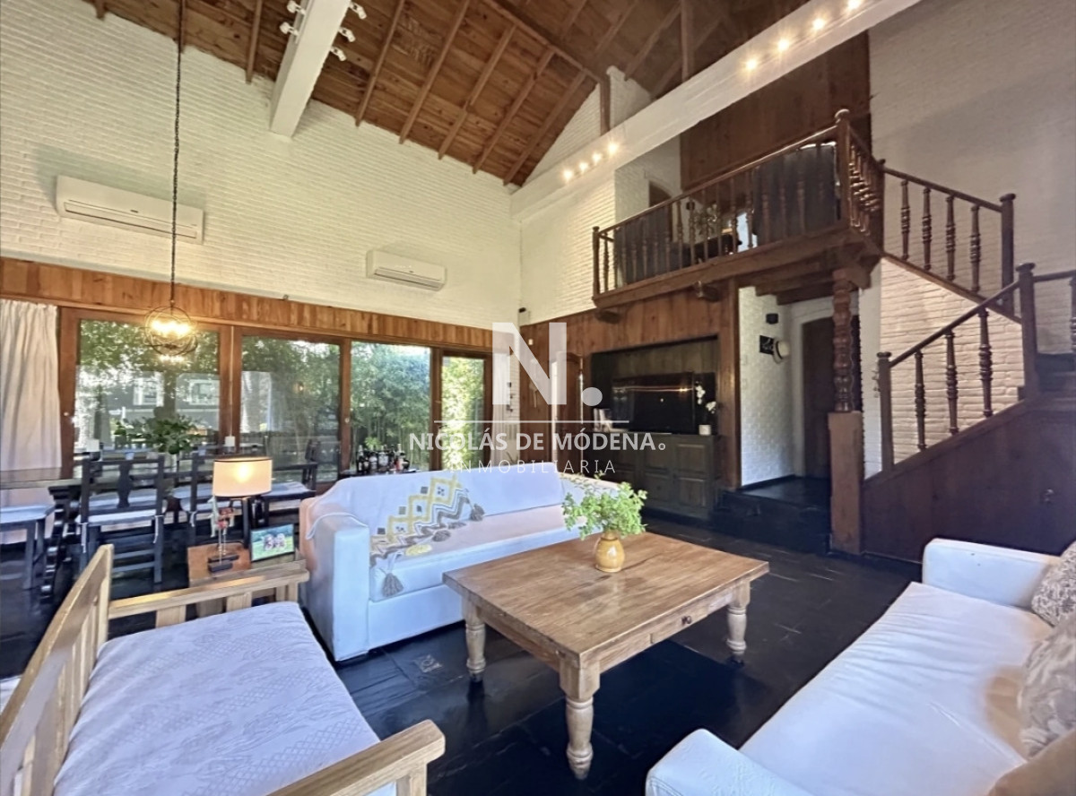En venta casa de 2 plantas de 3 dormitorios en Cantegril, Punta del Este - NDM30063C