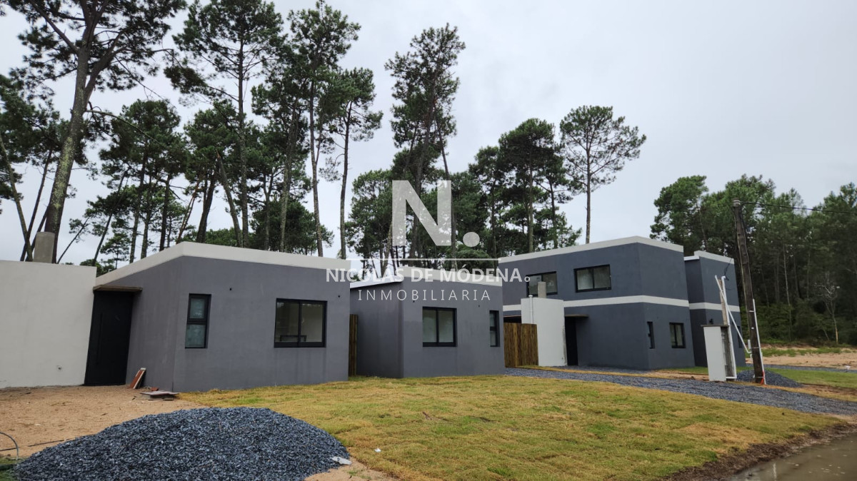 A estrenar casa de 2 dormitorios, en Parque Burnett con parrillero y estacionamiento para 2 autos - NDM29766C
