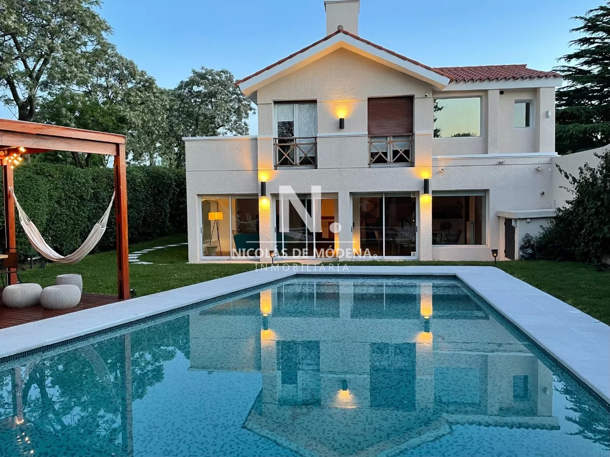 Exclusiva propiedad en VENTA en Carrasco Sur de 5 Dormitorios con piscina. Montevideo  - NDM22832C