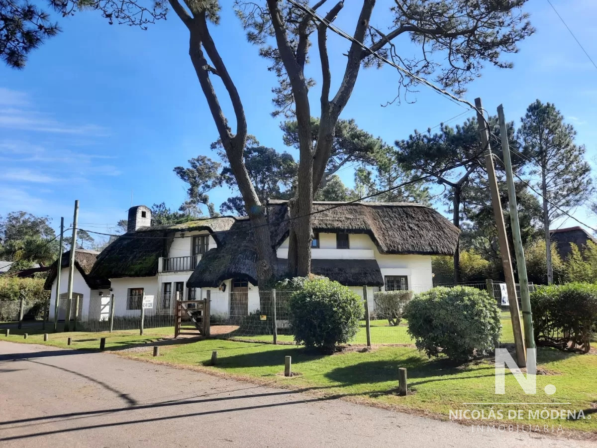 venta casa 4 dormitorios en rincón del indio, punta del este con parrillero - ndm11931c