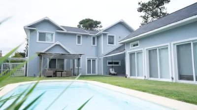 En venta casa de 4 dormitorios en Punta del Este, Barrio Privado La Arbolada.