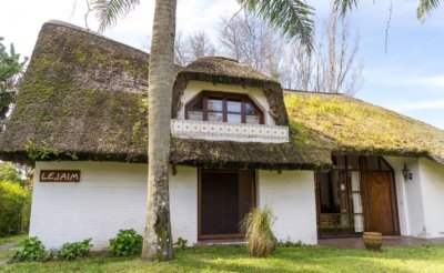 Vende casa de 3 dormitorios en Pinares, excelente entorno.
