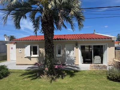 Vende casa en la Barra de 3 dormitorios con excelentes espacios.