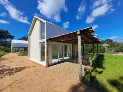 Casa a estrenar a la venta en Arenas de Jose Ignacio 2 dormitorios