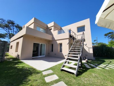 Vende Moderna Casa en San Rafael, Punta del Este 