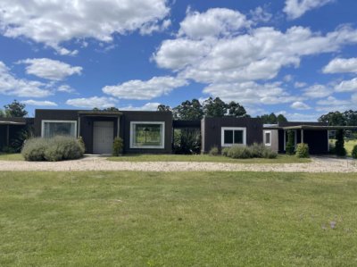 Vende casa en La Barra de 3 dormitorios con piscina.