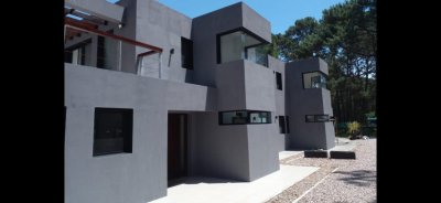 Vende casa ideal de 3 dormitorios en suite, en Solanas, Punta Ballena.
