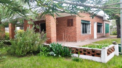 Vende casa de 4 dormitorios, con parrillero en Manantiales