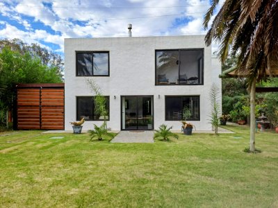 Vende casa impecable de 2 plantas, 3 dormitorios, parrillero y piscina, ubicada en Sauce de Portezuelo.