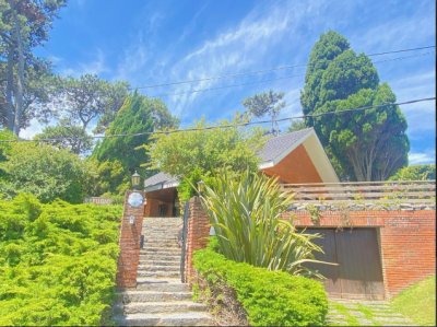 Vende casa en Punta del Este, de 4 dormitorios.