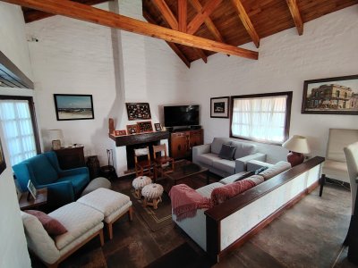 Muy linda casa en venta, zona inmejorable, 3 dormitorios y servicio