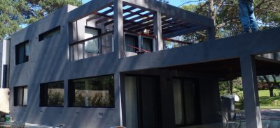 En venta espectacular casa en complejo Solanas Vacation Club- Punta Ballena, con 3 dormitorios en suite.