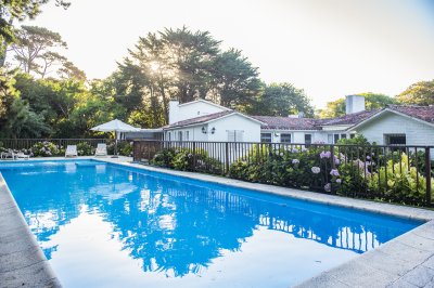 Vende casa en Brava, Punta del Este, de 5 dormitorios.