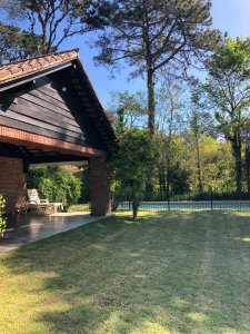 En venta casa en Punta del Este de 3 dormitorios en suite y amplios espacios exteriores 