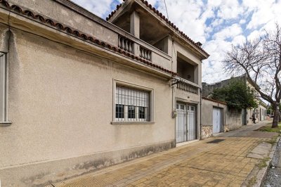Venta casa esquinera 4 dormitorios 2 baños 1 garaje Cerrito de La Victoria