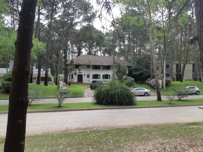 Barrio cerrado a pasos del mar con todos los servicios. Solanas, Punta del Este. Chalet en venta