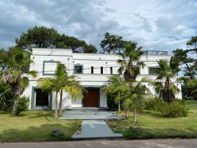 Vende impecable casa de 4 dormitorios en Brava Punta del Este.