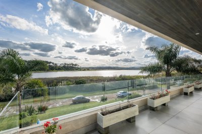 Casa frente al mar en Laguna del Diario, Punta del Este Espacios generosos, vistas panorámicas y el privilegio de la primera línea costera