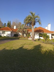 Vende casa de 8 dormitorios en Punta Ballena. 