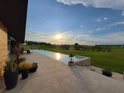 Espectacular chacra con chalet en venta de un estilo minimalista, 2 dormitorios.