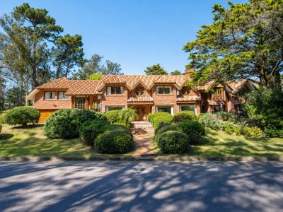 Vende espectacular casa en Beverly Hills - Punta del Este de 2 plantas con piscina, parrillero