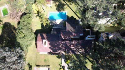 Muy buena propiedad en venta, 5 dormitorios en barrio Cantegril, Punta del Este 