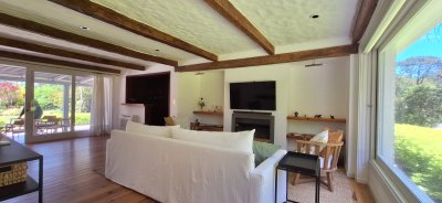 Alquila casa en Golf - Punta del Este de 5 dormitorios.