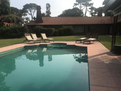 Vende comoda casa de 3 dormitorios, cerca del mar en Brava, Punta del Este.