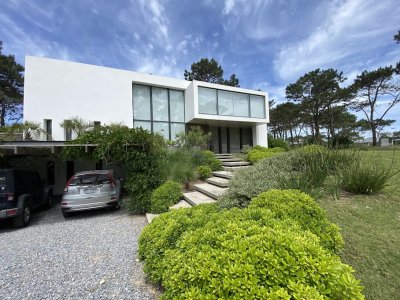 Vende casa en Pinar del Faro de 3 dormitorios.