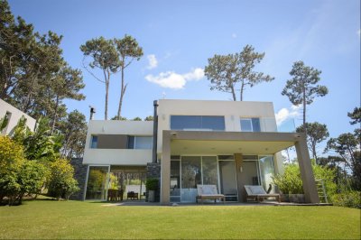 Vende casa en Rincon del Indio en Punta del Este de 5 dormitorios.
