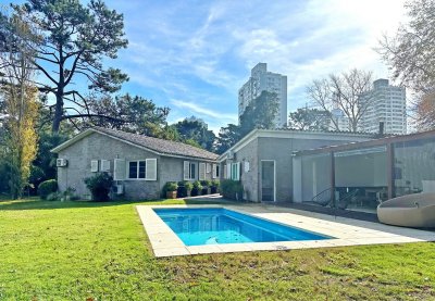 Venta de casa de 4 dormitorios en Mansa, Punta del Este.