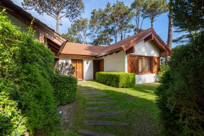 Vende casa de 3 dormitorios, con parrillero y piscina en San Rafael, Punta del Este