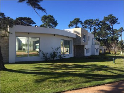 Unico barrio cerrado prox a Playa Mansa