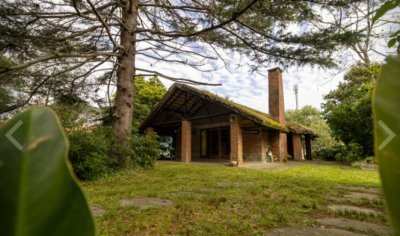 Vende casa de 3 dormitorios en Pinares, Punta del Este.