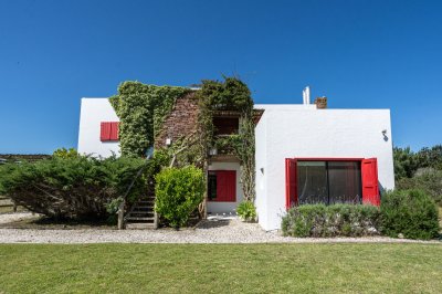 Vende casa en Jose Ignacio, de 4 dormitorios.