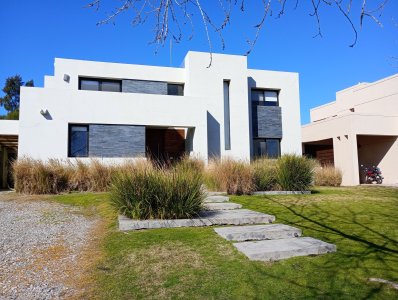 Casa de 4 dormitorios en Lomas de La Tahona 