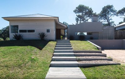 Vende casa de 4 dormitorios en Jose Ignacio en Barrio Privado.