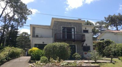 En venta casa de 3 dormitorios en Playa Mansa, Punta del Este.